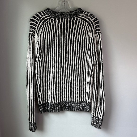 🏷️ 2/$20 Elizabeth and James Stripe Knit Sweater - Picture 4 of 8